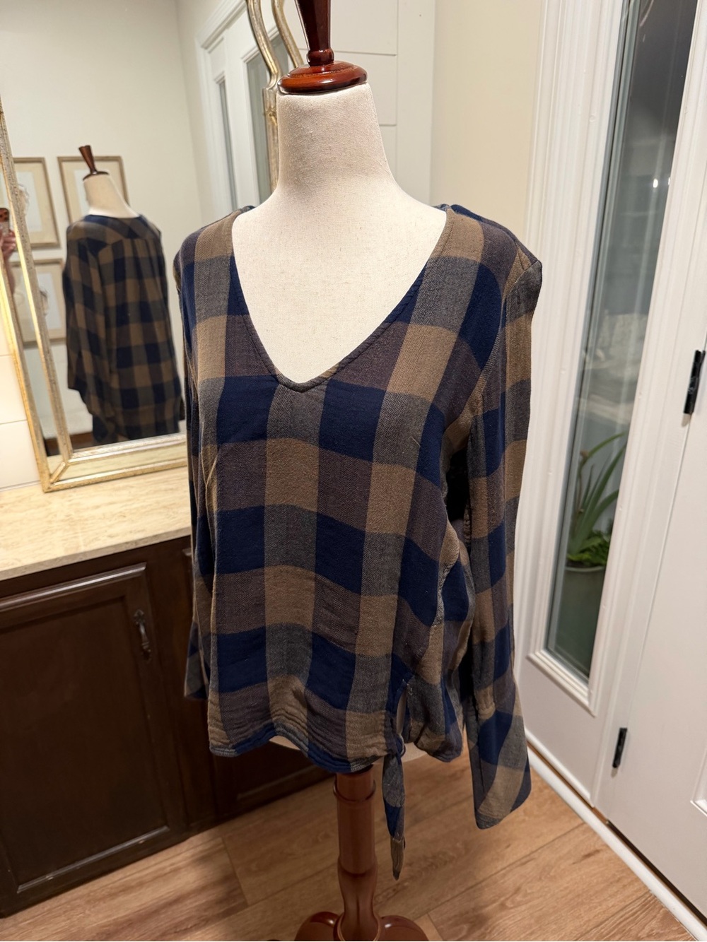 Woven Plaid V-Neck Tie-Hem hi-low Top in Navy and Army Green